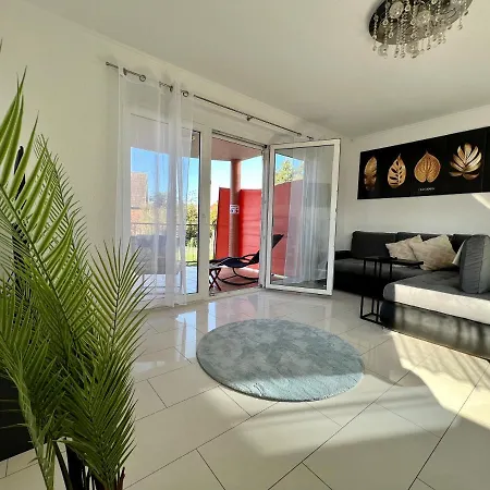 Modern Comfort For 6 - Kitchen - Balcony - Parking Apartment *