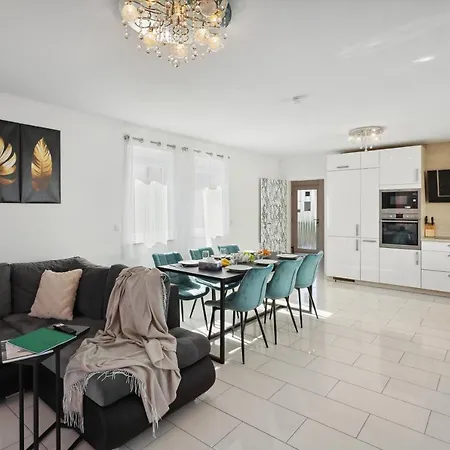 Modern Comfort For 6 - Kitchen - Balcony - Parking Apartment *